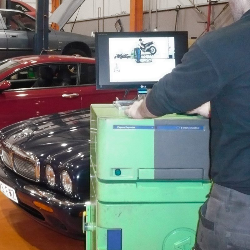 Mecánico de Talleres Llanos utilizando máquina de diagnosis del automóvil