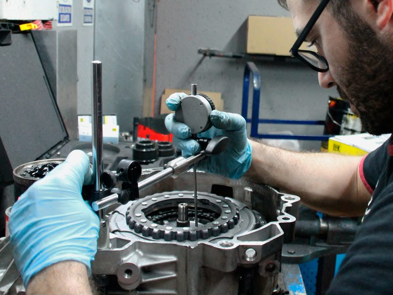 Mecánico de Talleres Llanos reparando una caja de cambios
